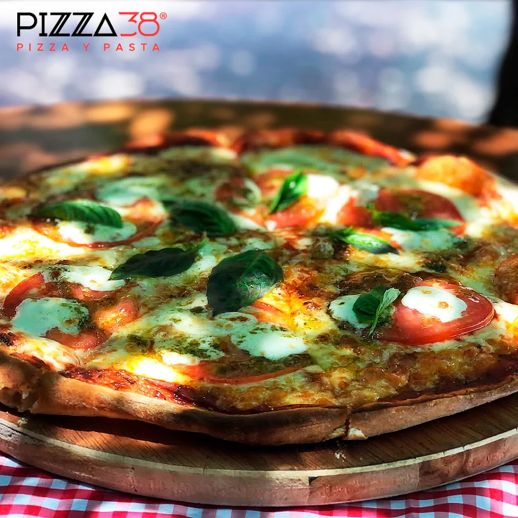 Pizza margarita recién horneada